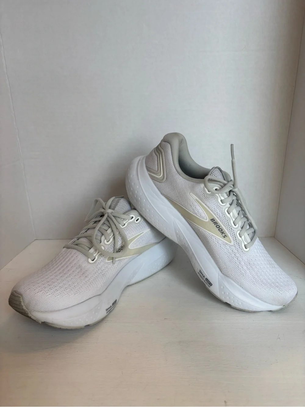Brooks Glycerin 21 White Running Shoes Lace Up Mesh size women’s 10.5